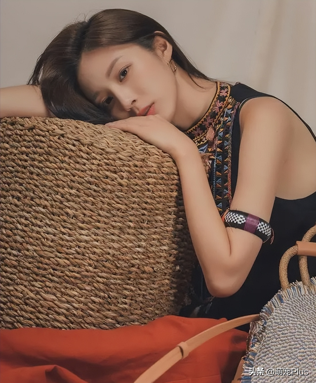 韩国网红模特Bora Kim金宝拉大秀泳装好身材