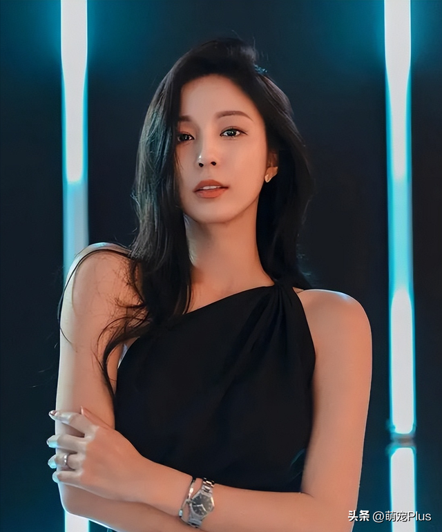 韩国网红模特Bora Kim金宝拉大秀泳装好身材