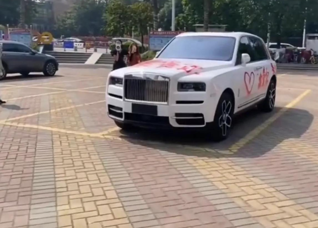 ​600万劳斯莱斯被喷字，作案人是位35岁小仙女，理由非常“奇葩”