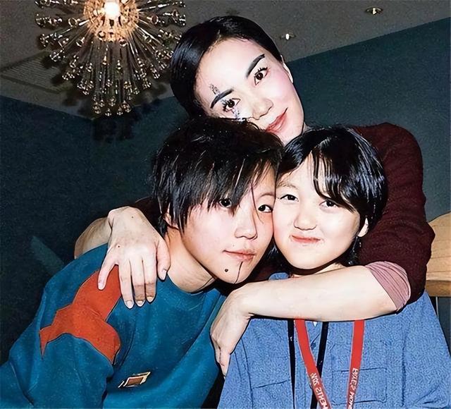 这一次，王菲与谢霆锋，联手给娱乐圈的明星们“上了一课”