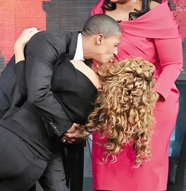 好莱坞明星公开反对一夫一妻制，在8年里同时交往多名女性