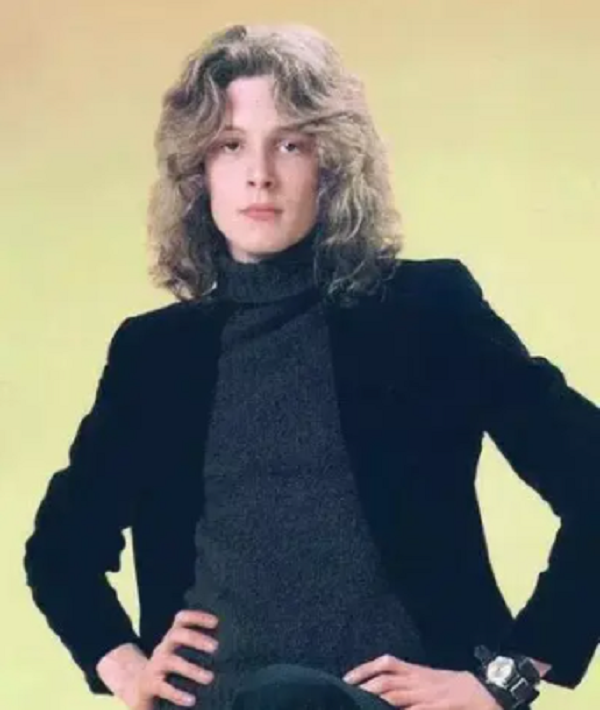 “世界第一美少年”，15岁被谣传死亡，美是原罪？今67岁白发飘飘