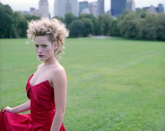 她天生无腿！21岁跑进残奥会，23岁惊艳时尚界：活着，就为了打脸