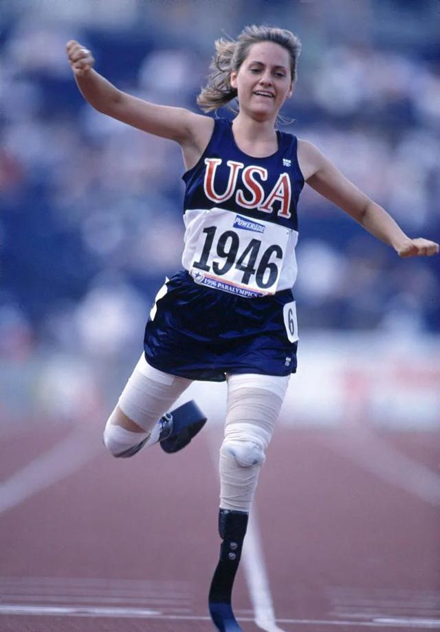 她天生无腿！21岁跑进残奥会，23岁惊艳时尚界：活着，就为了打脸