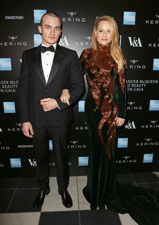 她天生无腿！21岁跑进残奥会，23岁惊艳时尚界：活着，就为了打脸