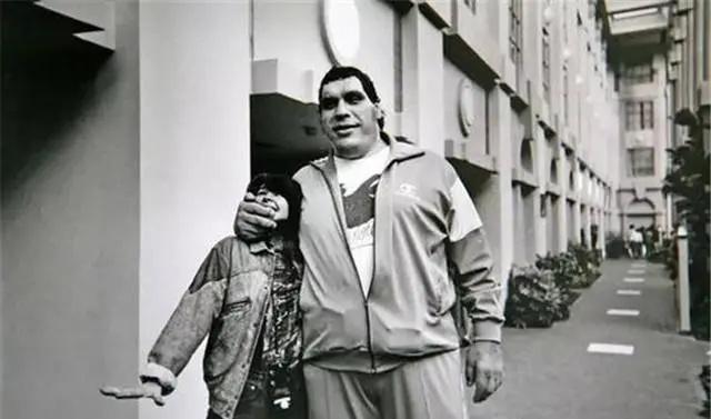 巨人安德雷：一口气能喝156罐啤酒，去世后骨灰重达15斤