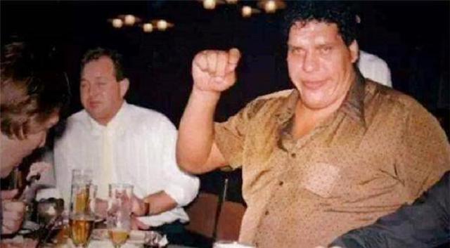 巨人安德雷：一口气能喝156罐啤酒，去世后骨灰重达15斤