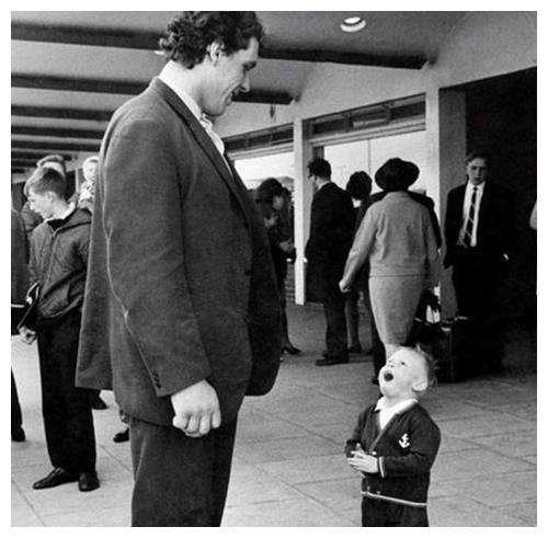 巨人安德雷：一口气能喝156罐啤酒，去世后骨灰重达15斤