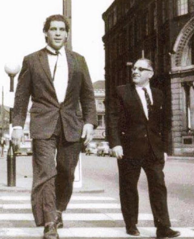 巨人安德雷：一口气能喝156罐啤酒，去世后骨灰重达15斤