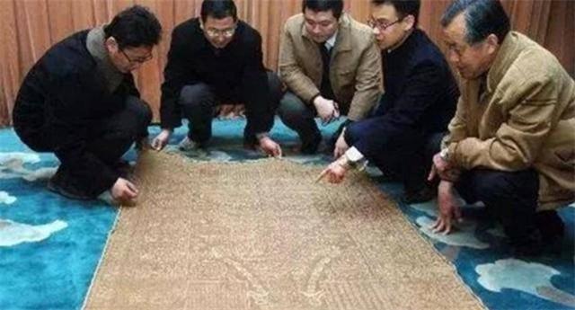 2005年，男子借9万买破袈裟，发现夹层有一物，后拍出6500万天价