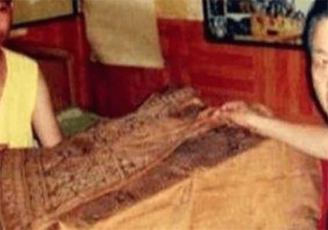 2005年，男子借9万买破袈裟，发现夹层有一物，后拍出6500万天价