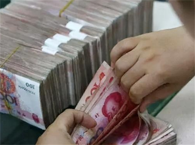 2005年，男子借9万买破袈裟，发现夹层有一物，后拍出6500万天价