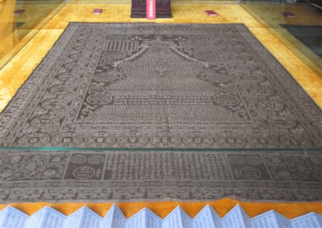 2005年，男子借9万买破袈裟，发现夹层有一物，后拍出6500万天价