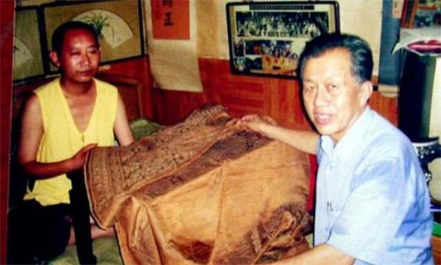 2005年，男子借9万买破袈裟，发现夹层有一物，后拍出6500万天价