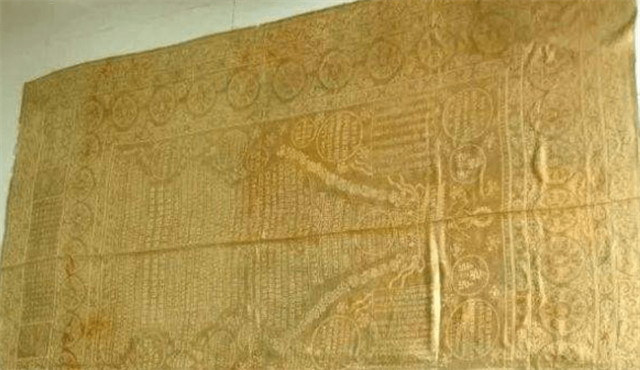 2005年，男子借9万买破袈裟，发现夹层有一物，后拍出6500万天价