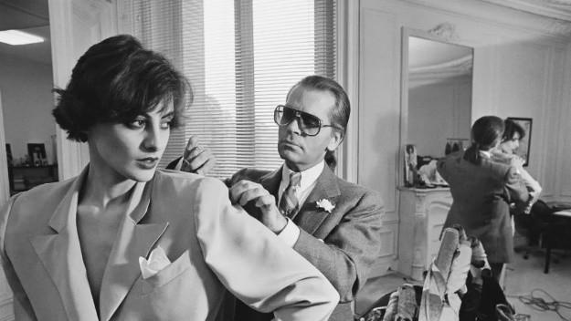 老佛爷情史：37岁爱上19岁“坏男孩”，和圣罗兰成情敌，孤独终老