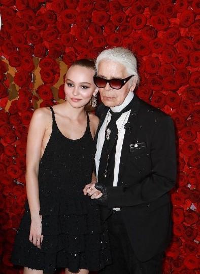 老佛爷情史：37岁爱上19岁“坏男孩”，和圣罗兰成情敌，孤独终老