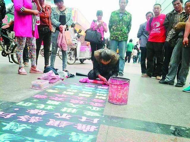 有“尊严”的乞讨者：崔显仁苦练10年粉笔字，从乞丐变成千万富翁