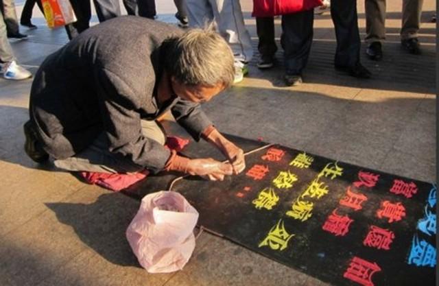 有“尊严”的乞讨者：崔显仁苦练10年粉笔字，从乞丐变成千万富翁