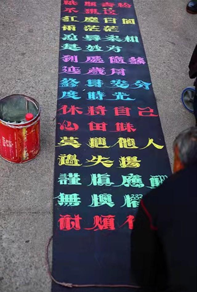 有“尊严”的乞讨者：崔显仁苦练10年粉笔字，从乞丐变成千万富翁