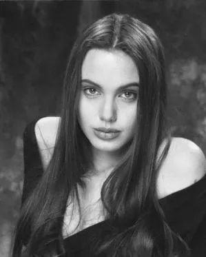 安吉丽娜·朱莉 - 她自残、厌世、雇凶自杀，却拯救无数难民：真正的性感是无坚不摧 ...