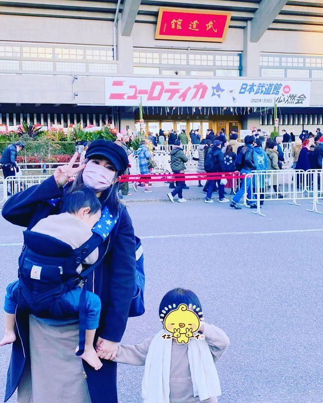 38岁苍井空久违外出，带俩娃去看摇滚演唱会，留着蓝发可爱依旧