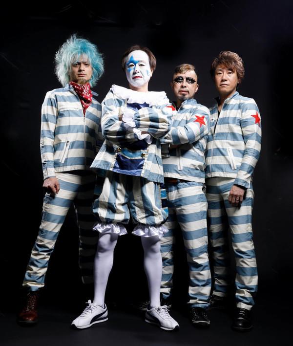 38岁苍井空久违外出，带俩娃去看摇滚演唱会，留着蓝发可爱依旧