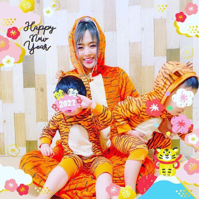 38岁苍井空久违外出，带俩娃去看摇滚演唱会，留着蓝发可爱依旧