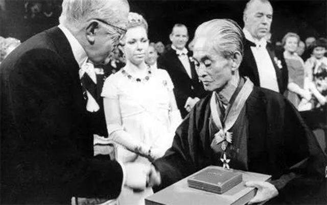 川端康成获诺贝尔奖后，为何口吞煤气自杀？临死前还对司机说抱歉