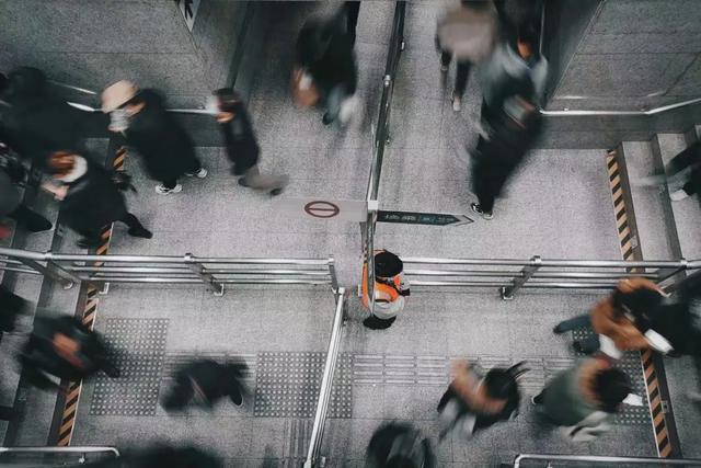 一位北京地铁民警写下213个真实故事，我看后整个人治愈了