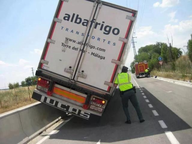 50张难得一见图片：沙漠挑山工，老年人化妆重要性，日出遇到日食