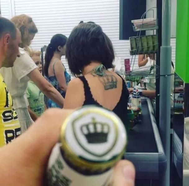 50张难得一见图片：沙漠挑山工，老年人化妆重要性，日出遇到日食