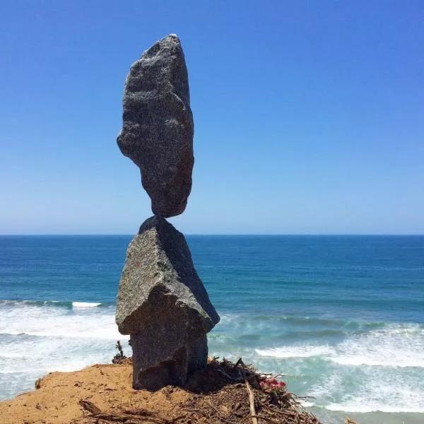 50张难得一见图片：沙漠挑山工，老年人化妆重要性，日出遇到日食