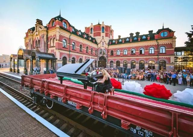 50张难得一见图片：沙漠挑山工，老年人化妆重要性，日出遇到日食