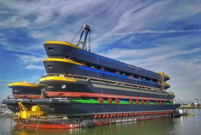 50张难得一见图片：沙漠挑山工，老年人化妆重要性，日出遇到日食