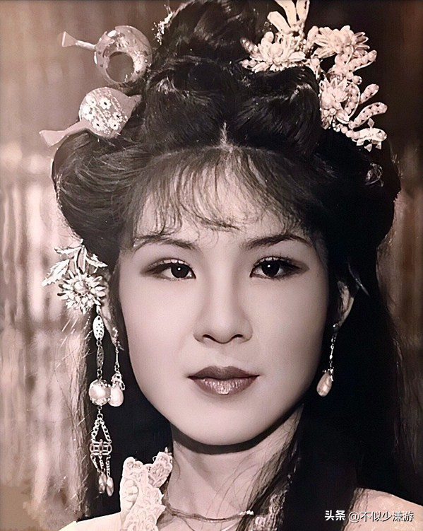 一身赘肉、满脸褶子，还要扎麻花辫双马尾强演少女，真是老不自知