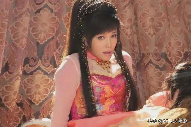 一身赘肉、满脸褶子，还要扎麻花辫双马尾强演少女，真是老不自知