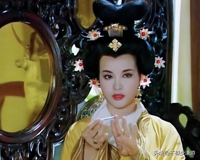 一身赘肉、满脸褶子，还要扎麻花辫双马尾强演少女，真是老不自知