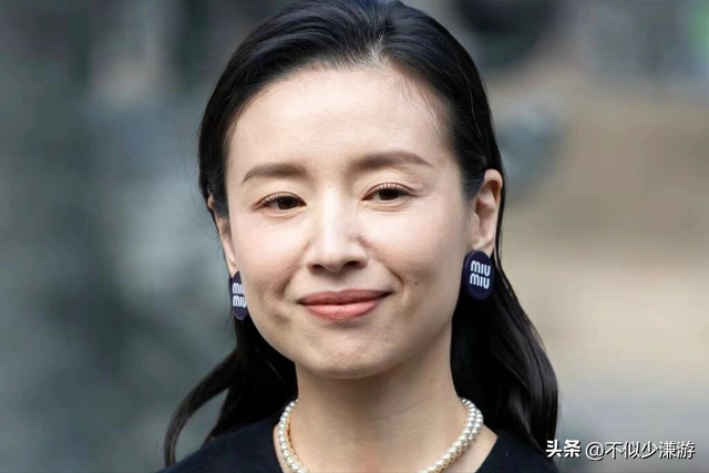 一身赘肉、满脸褶子，还要扎麻花辫双马尾强演少女，真是老不自知