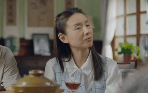 一身赘肉、满脸褶子，还要扎麻花辫双马尾强演少女，真是老不自知