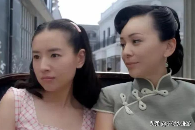 一身赘肉、满脸褶子，还要扎麻花辫双马尾强演少女，真是老不自知