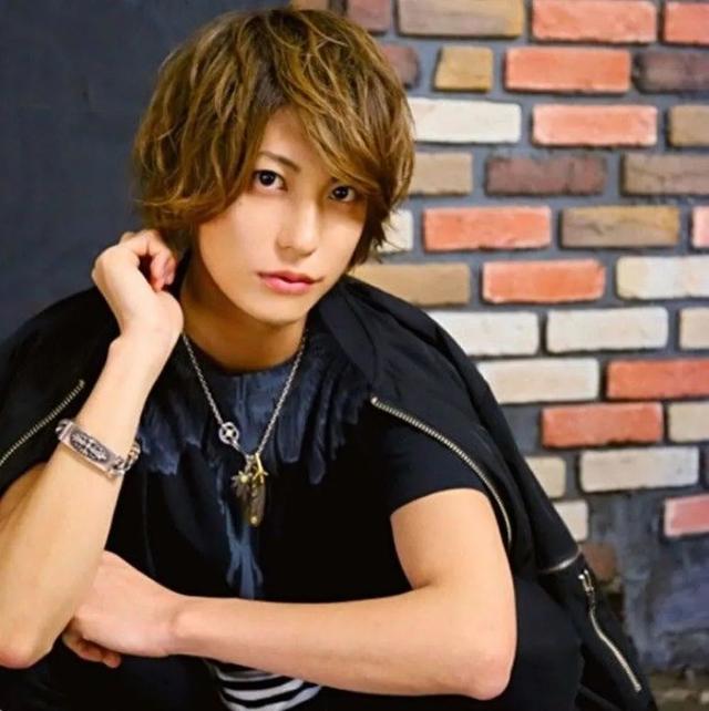 日本最强软饭男，同时被15个富婆包养，月入百万！称：很累的