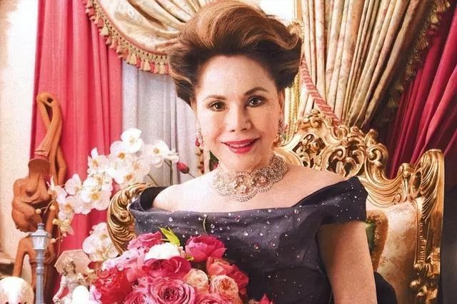 从风尘女子到总统夫人，年过半百拍全裸写真，她将人生活成了传奇