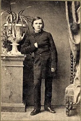 尼采《查拉图斯特拉如是说》：人都是要死的，不要活得那么规矩