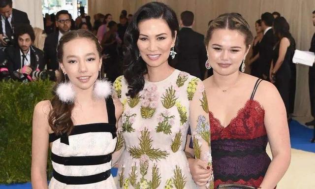 睡完首富睡总统！从厂妹到顶级名媛，靠男人捞到268亿，她凭啥？