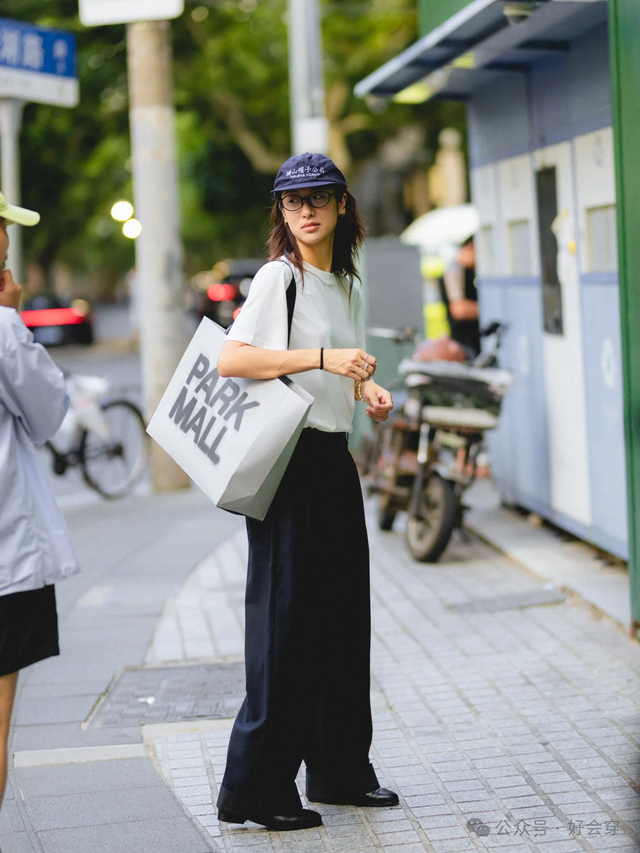 被上海街拍惊艳到了！满大街都是“白开水”穿搭，干净显白又高级