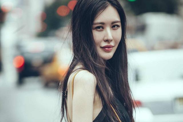 都说英雄难过美人关，74岁的王石，这辈子就栽在田朴珺身上