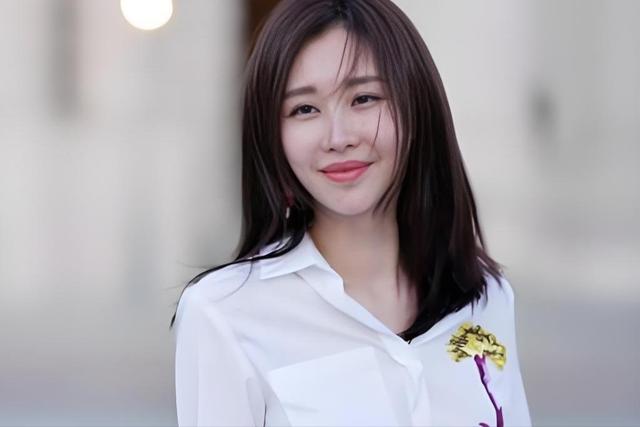 都说英雄难过美人关，74岁的王石，这辈子就栽在田朴珺身上